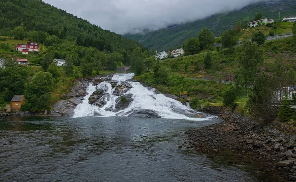 HELLESYLT, NORUEGA - JULHO 2019: Hellesyltfossen é uma das muitas cachoeiras norueguesas na área de Geirangerfjord na aldeia Hellesylt. Longa exposição tiro . — Fotografia de Stock