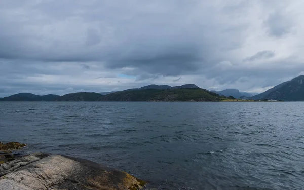 Paisagem norwegian ensolarada. Vista da rota do lauvvik - balsa de oanes na Noruega. Julho de 2019 — Fotografia de Stock