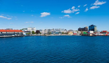 Norveç 'in güzel kıyı şeridi, Kristiansand kıyısında binalar, İskandinavya, Norveç. Temmuz 2019
