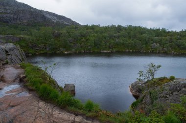 Norveç 'teki Lysefjord' daki Preachers Kürsü Kayası 'na giden dağlar doğa ve seyahat arka planı. Tjodnane Gölü, Temmuz 2019