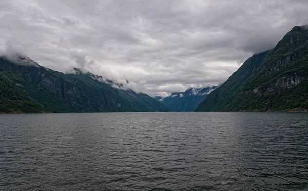 Φυσικό τοπίο στο geirangerfjord στο Norway κατά τη διάρκεια της καλοκαιρινής ημέρας νεφών. Ιούλιος 2019 — Φωτογραφία Αρχείου