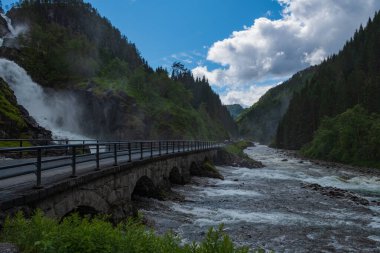 Latefossen Latefoss ikiz şelalesi. Norveç 'in en büyük şelalelerinden biri. Odda yakınlarında. Hdr görüntü, Temmuz 2019