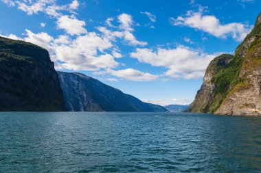 Aurlandsfjord, Norveç 'in en uzun fiyortu olan Sognefjord' un dar, yemyeşil bir dalıdır. Temmuz 2019