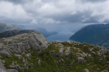 Önceki büyük uçurum Norveç, Lysefjorden yaz sabahı manzarası. Güzel doğal tatil yürüyüşü doğa gezisi konsepti. Temmuz 2019