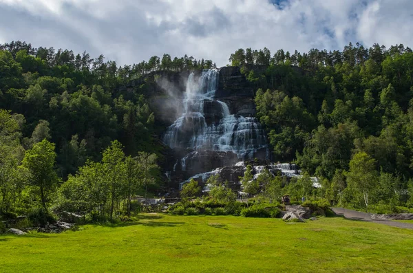 Wodospad Tvindefossen w Norwegii. lipiec 2019 — Zdjęcie stockowe