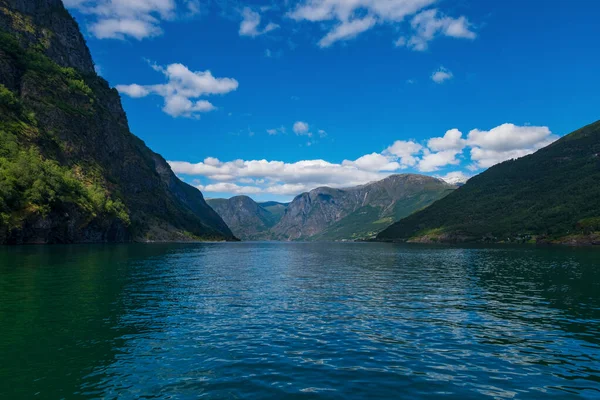 Flom Flam y Aurlandsfjord - patrimonio natural alistado por la UNESCO - en Noruega. Julio 2019 —  Fotos de Stock