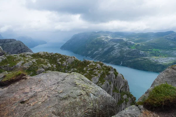 Acantilado masivo Preikestolen Noruega, Lysefjorden vista de la mañana de verano. Hermosas vacaciones naturales senderismo caminar viajar a los destinos de la naturaleza concepto. Julio 2019 — Foto de Stock