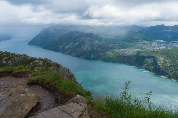 Preikestolen scogliera massiccia Norvegia, Lysefjorden estate mattina vista. Bella vacanza naturale escursioni a piedi viaggio verso destinazioni naturalistiche concetto. luglio 2019 — Foto Stock