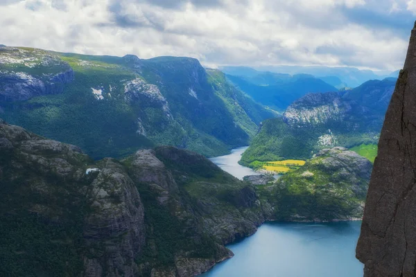 Preikestolen falaise massive Norvège, Lysefjorden vue du matin d'été. Belle randonnée de vacances naturelles à pied Voyage à destination de la nature concept. Juillet 2019 — Photo