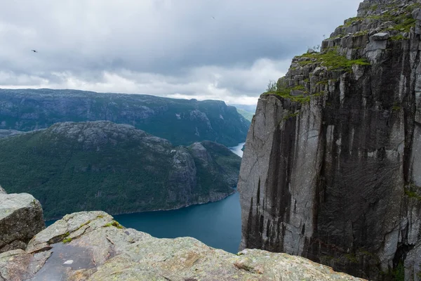 Preikestolen massiv klippa Norge, Lysefjorden sommar morgon utsikt. Vackra naturliga semester vandring vandring resor till naturdestinationer koncept. Juli 2019 — Stockfoto