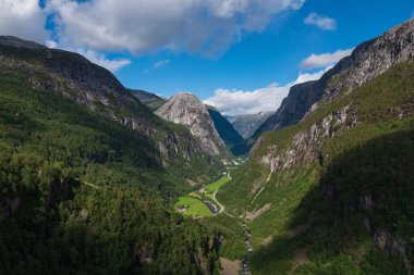 Naeroydalen Vadisi ve Stalheim Tepeleri, Voss Norveç 'in güzel manzarası. Temmuz 2019