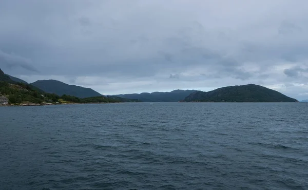 Zonnig Noors landschap. Uitzicht op de route van de Lauvik - Oanes ferry in Noorwegen. juli 2019 — Stockfoto