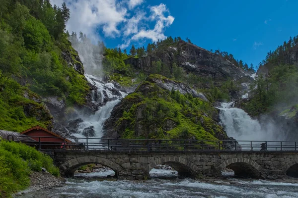 Latefossen Latefoss twin vízesés - az egyik legnagyobb vízesések Norvégiában, a közelben Odda. 2019. július — Stock Fotó