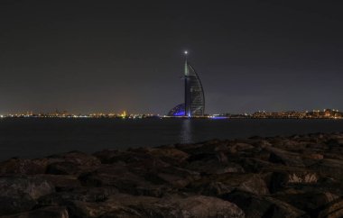 Dubai - Mayıs 2019: Burj Al Arab gece yedi yıldızlı Dubai Oteli. Uae.