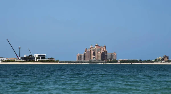 DUBAI, Emiratos Árabes Unidos - mayo, 2019: hotel Atlantis en Dubai, Emiratos Árabes Unidos. Atlantis the Palm es un lujoso hotel de 5 estrellas construido en una isla artificial. Desde la vista del helicóptero desde arriba . — Foto de Stock