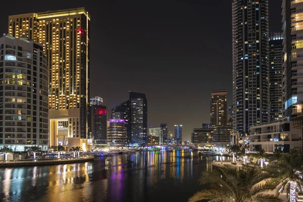 Vista de Dubai Marina por la noche, Emiratos Árabes Unidos. Mayo 2019 — Foto de Stock