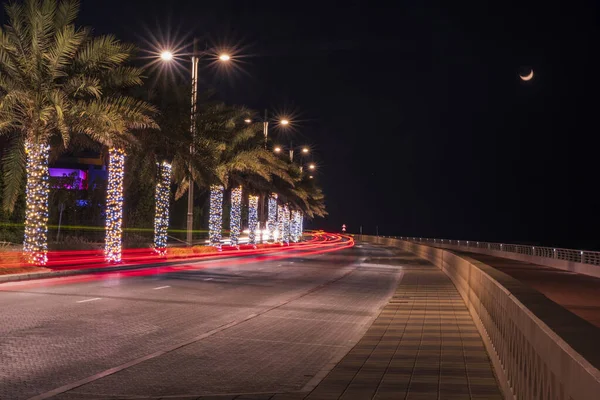 Carretera en Palma Jumeirah, Dubai por la noche - Larga exposición. EAU . — Foto de Stock