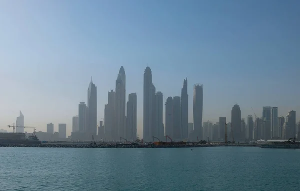 Dubai marina en una neblina de la mañana. Vista desde la isla de Jumeirah. Mayo. 2019 — Foto de Stock