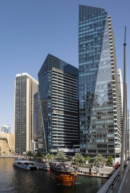 Dubai, Uae - Mayıs 2019: Dubai, Uae 'deki Dubai Marina' da gündoğumu ışıklarında parlayan modern gökdelenlerin görüntüsü.