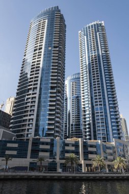 Dubai Marina 'da sıcak güneşli bir gün. Uae. Mayıs 2019.