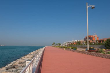 Dubai, Uae - Hilal 'deki Palm Jumeirah Adası' ndaki Boardwalk. Palm Jumeirah, geri kazanılmış topraklar kullanılarak oluşturulan yapay bir takımadadır.