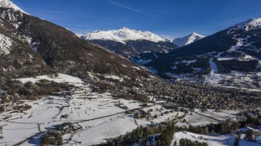 Arkasında karlı dağlar olan Bormio kasabası