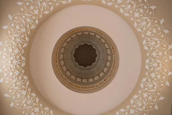A decoração na mesquita em Abu Dhabi. Sheikh Zayed Mesquita é nomeado após Sheikh Zayed bin Sultan Al Nahyan  . — Fotografia de Stock