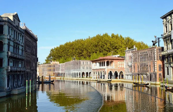 Rimini, Itália: barco de turistas em uma pequena Veneza dentro do parque de entretenimento "Italia in miniatura". Neste parque você pode ver as miniaturas dos monumentos italianos mais famosos . — Fotografia de Stock