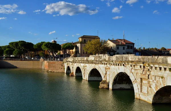 Oude brug in Rimini, vlak voor zonsondergang. — Stockfoto