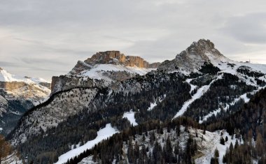 Passo sella tepe üzerinde kayak merkezi canazei, dolomites Alpler, İtalya
