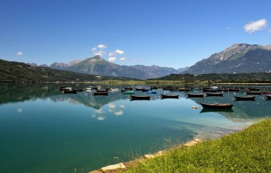 Santa Croce Gölü 'nün panoramik manzarası, İtalya