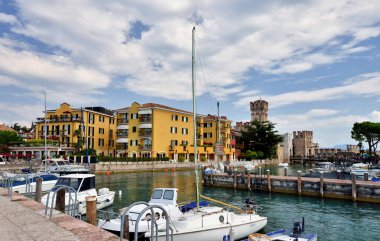 Sirmione, Garda Gölü, İtalya - Eylül 2016: Sirmione Gölü 'ndeki Sirmione Oteli.