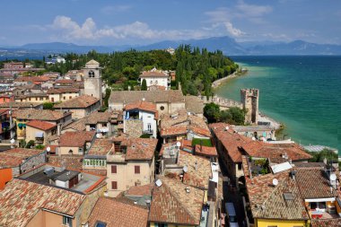 Sirmione, Garda Gölü 'ndeki Rocca Scaligera Kalesi' nden görüntü. Göl manzarası, İtalya sonbaharı.