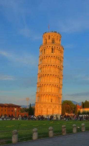 Pisa, İtalya, Avrupa'nın Leaning Tower. Pisa Kulesi üzerinde mavi gökyüzü. İtalyan mimarisi. — Stok fotoğraf