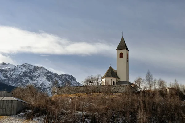 Winter in sesto, Italien. Kirche und Felsen im Hintergrund. — Stockfoto