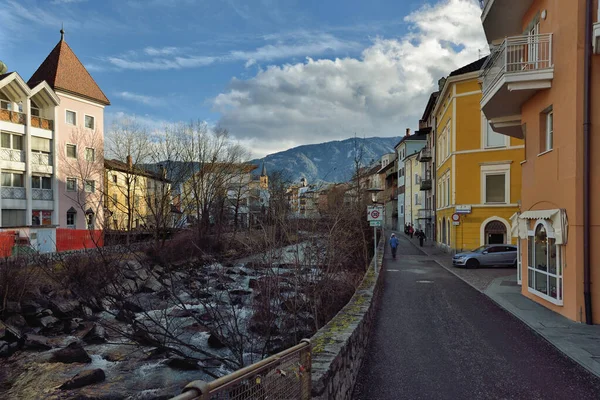 Brunico, İtalya. Brunico, Alto Adige, İtalya 'nın tarihi merkezinin manzarası