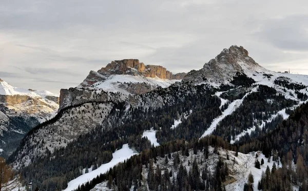 Passo sella tepe üzerinde kayak merkezi canazei, dolomites Alpler, İtalya — Stok fotoğraf