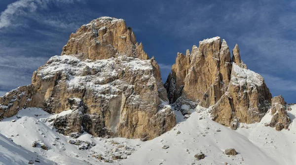 Snowborder kommer ner i backen på val di fassa skidort i Italien — Stockfoto