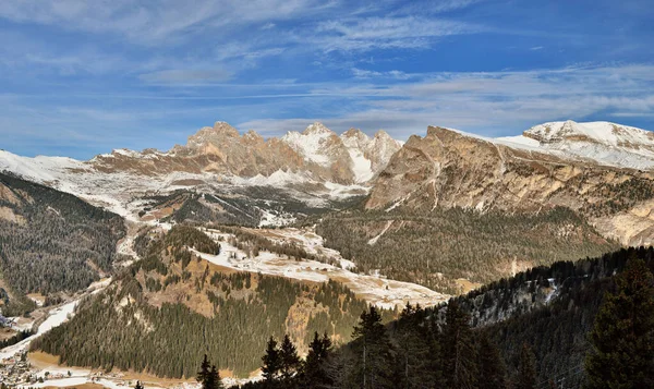 Passo sella tepe üzerinde kayak merkezi canazei, dolomites Alpler, İtalya — Stok fotoğraf