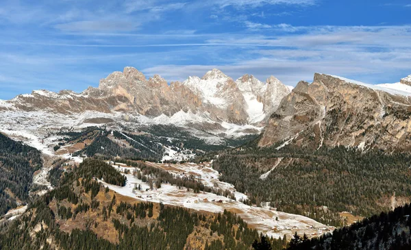 Passo sella szczyt w ośrodku narciarskim canazei, Alpy Dolomity, Włochy — Zdjęcie stockowe