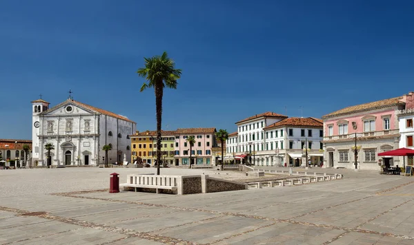 Palmanova Italië In de zomer: Palmanova, met zijn negenpuntige sterrenstructuur, werd opgevat als een onverklaarbaar verdedigingssysteem Italië, Udine Friuli-Venezia-Giulia regio. De kathedraal. — Stockfoto