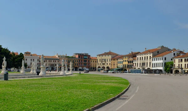 Le canal ovale autour de la fontaine à Prato della Valle à Padoue, Italie — Photo
