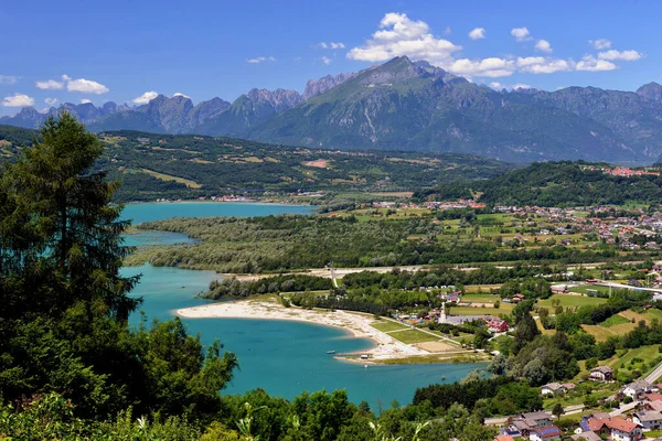 Vista aérea del pequeño pueblo italiano Farra D 'Alpago en los alpes cerca del lago Santa Croce . —  Fotos de Stock