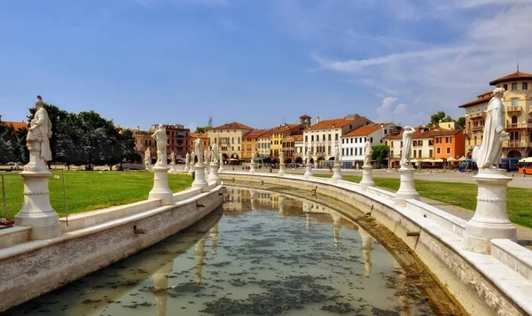Le canal ovale autour de la fontaine de Prato della Valle à Padoue, Italie — Photo
