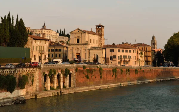 Verona, ITÁLIA. Verona. Região de Veneto. Cidade de Verona com rio no dia ensolarado. Itália — Fotografia de Stock