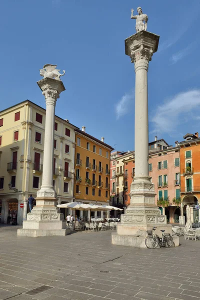 イタリアのヴィチェンツァ。2016年9月5日にイタリアのヴィチェンツァで開催されたシニョーリ広場の眺め。ヴィチェンツァはイタリアの北東部に位置し、世界遺産にも登録されています。. — ストック写真