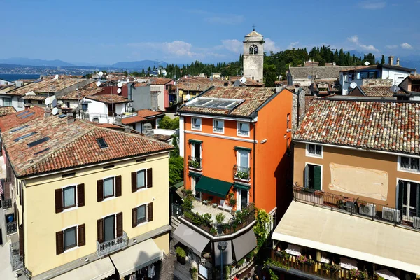 Vista desde el Castillo Rocca Scaligera en Sirmione, Lago de Garda. espectacular vista sobre el lago, otoño italiano . — Foto de Stock