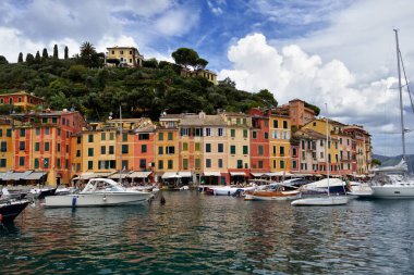 Nefes kesen seyahat yeri, çarpıcı renkli Akdeniz binalar ve lüks liman turistler, Liguria, İtalya, Europe ile Portofino eski balıkçı köyü