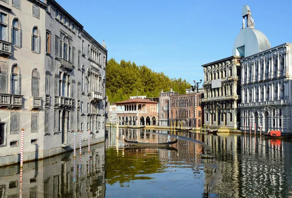 Rimini, Itália: barco de turistas em uma pequena Veneza dentro do parque de entretenimento "Italia in miniatura". Neste parque você pode ver as miniaturas dos monumentos italianos mais famosos . — Fotografia de Stock