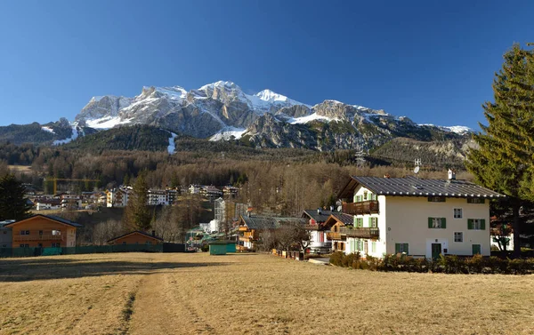 Cortina d 'Ampezzo vista panorâmica da cidade com paisagem verde alpina e maciços Alpes Dolomitas no fundo. Província de Belluno, Tirol do Sul, Itália . — Fotografia de Stock